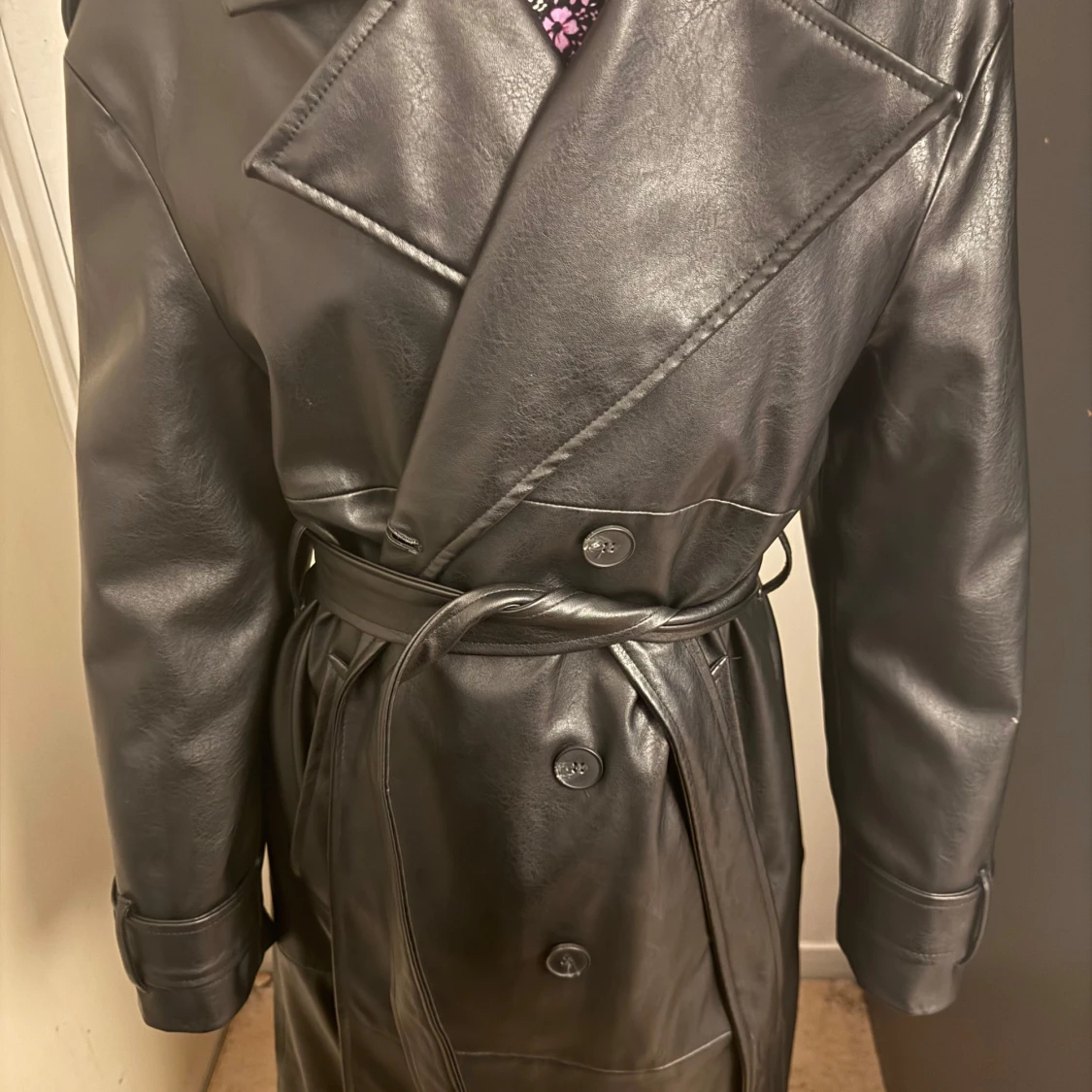 Svart skinn trenchcoat med bälte