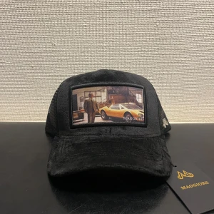 Maggiore Keps Ferruccio Lamborghini - Snygg limited edition keps från Maggiore med motiv av  Ferruccio Lamborghini. Kepsen är helt i nyskick och aldrig använd, tagg finns kvar. Nypris på Maggiores hemsida är 800kr.