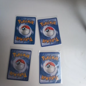 Pokémon Trading Card Collection - Fyra coola Pokémon-samlarbilder med färgstarka motiv och kraftfulla karaktärer som Charizard, Aerodactyl, Samurott och Zacian. Perfekt för dig som älskar Pokémon och vill boosta din samling med unika och snygga kort!