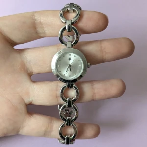 Silverfärgad klocka från Glitter - Säljer klockan och ringen (den är 2cm i diameter)