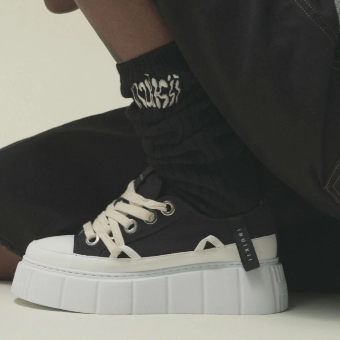 Svarta och vita platåsneakers från Inuikii
