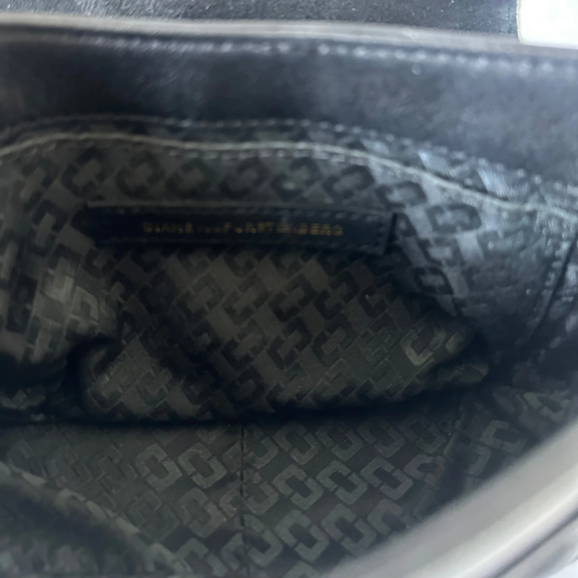 Svart axelväska från Diane von Furstenberg - 4