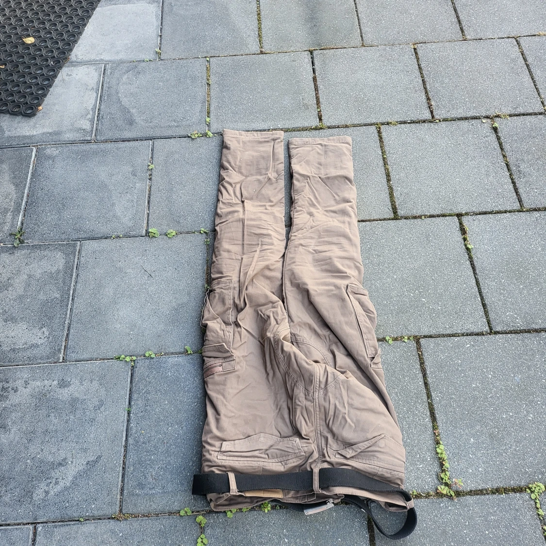 Beige cargopants(skydds byxor)från D-COURSE - 1