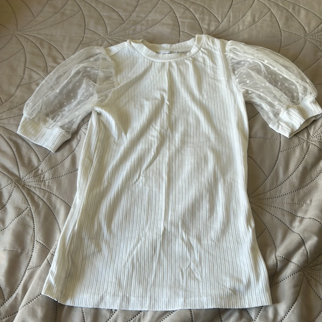 Polka dot Vit ribbad topp med puffärm Reserved XS