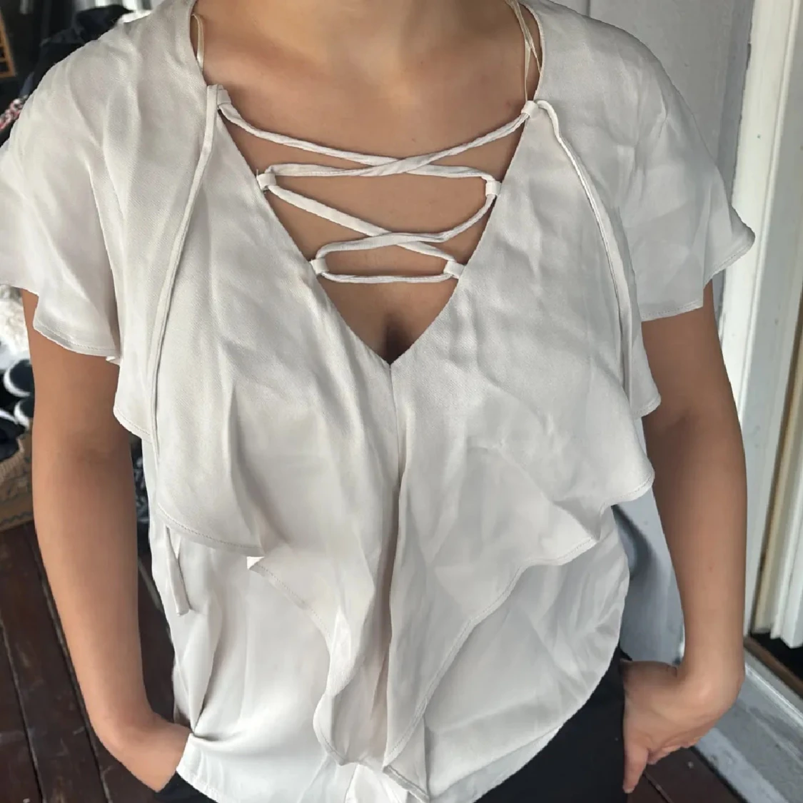 Vit blus med snörning och volanger - 4