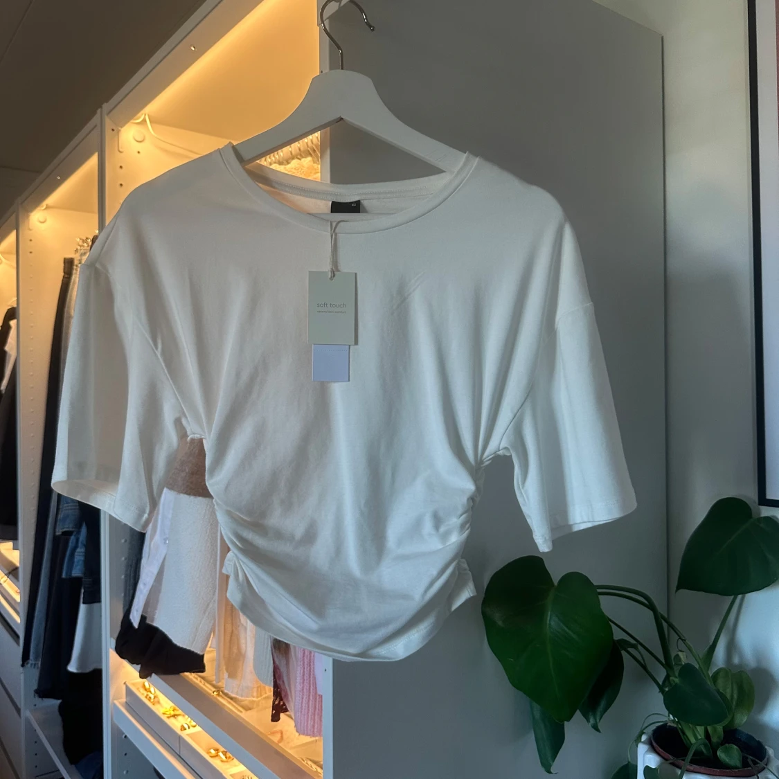 Vit T-shirt från Gina