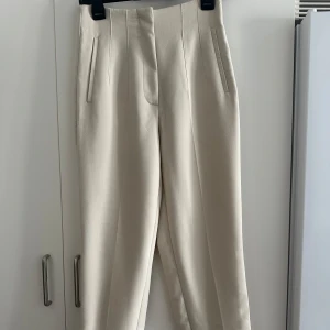  Beiga kostymbyxor från zara  -  Beiga kostymbyxor från zara med pressveck 