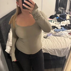 Beige långärmad topp Gina Tricot - Säljer en beige långärmad topp från Gina Tricot i storlek S