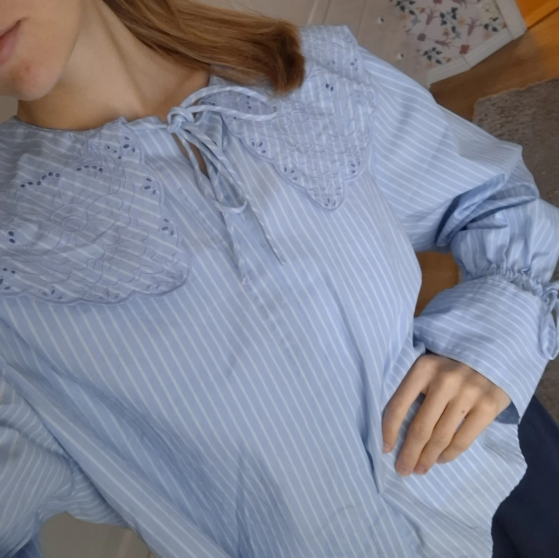 Blåvit randig blus med spetskrage - 4