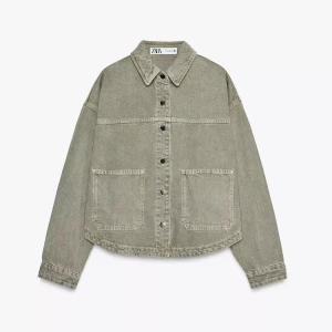 Beige jeansjacka från ZARA - Säljer en beige jeansjacka från ZARA med klassisk krage, stora framfickor och knappar hela vägen. Jackan har en loose passform och är långärmad, perfekt för en chill och avslappnad stil. Materialet är robust denim och färgen är neutral beige.