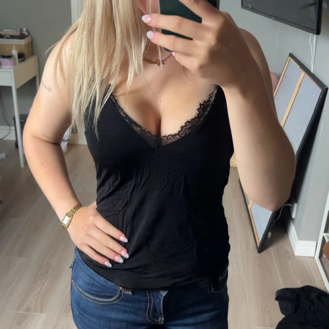 Svart linnetopp med spetsdetalj