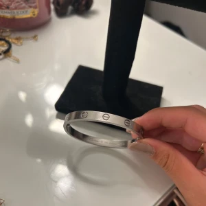 Armband  - Stainless steal, något repig, skruvmejsel för att öppna och stänga armbandet ingår. Storlek 18.