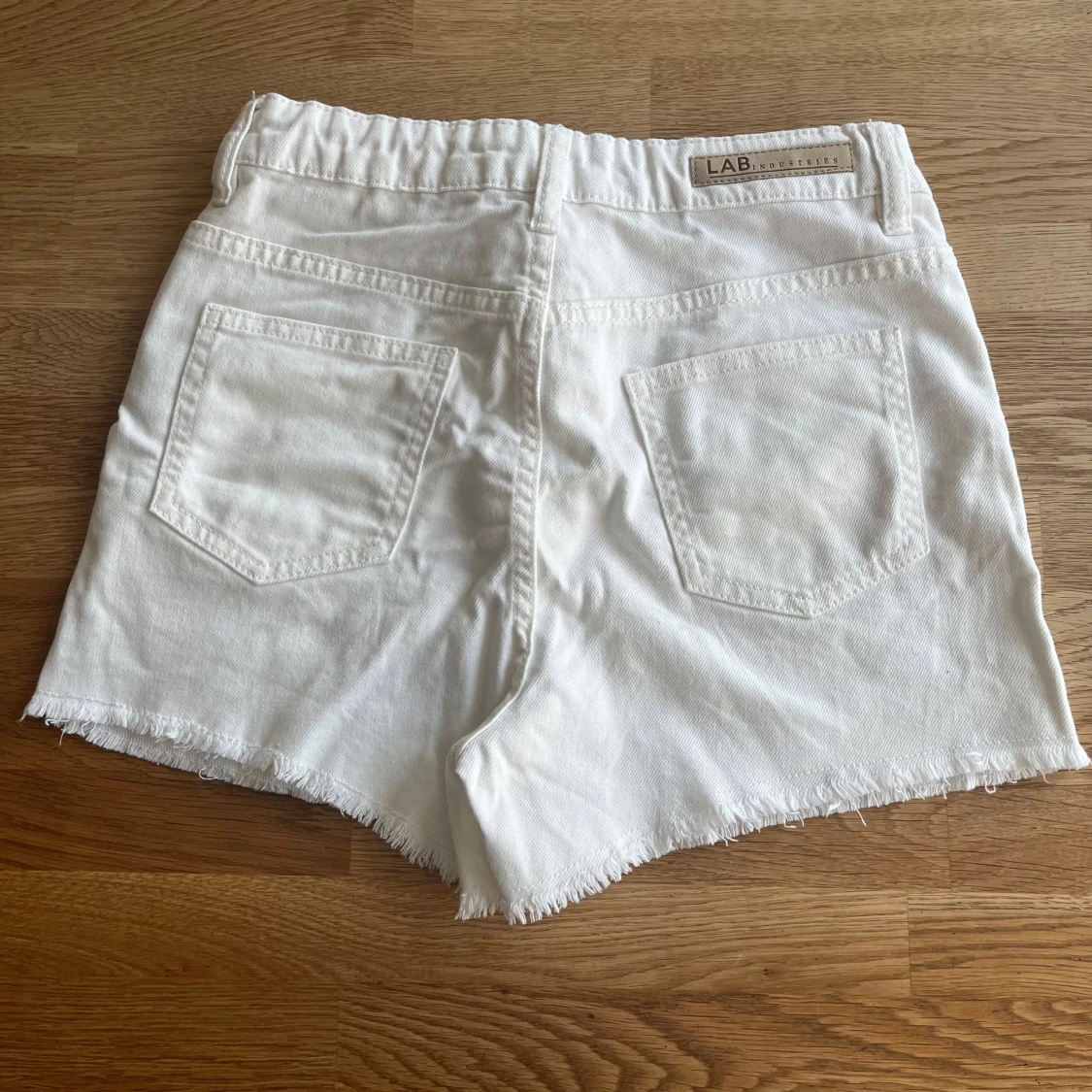 Vita jeansshorts från LAB Industries - 1