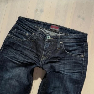 Lågmidjade bootcut jeans - Midjemått: 33cm. Innerbenslängd: 73cm. Kolla in min profil och följ för fler plagg🙌har inga fler bilder då den ej passar mig