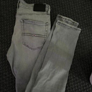 Grå slimfit jeans  - Gråa slimfit jeans från Tommy Hilifger. Nypris runt 900-1000. Storlek: 29, 32. Sitter bra för dig runt 174-180 skulle jag säga! 
