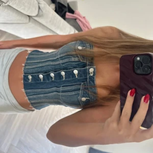 Zara topp - Nu säljer jag min zara topp som är oanvänd med lappen kvar då den va i fel storlek💗 köpt för 329kr och säljer för 220kr då den inte är använd alls 