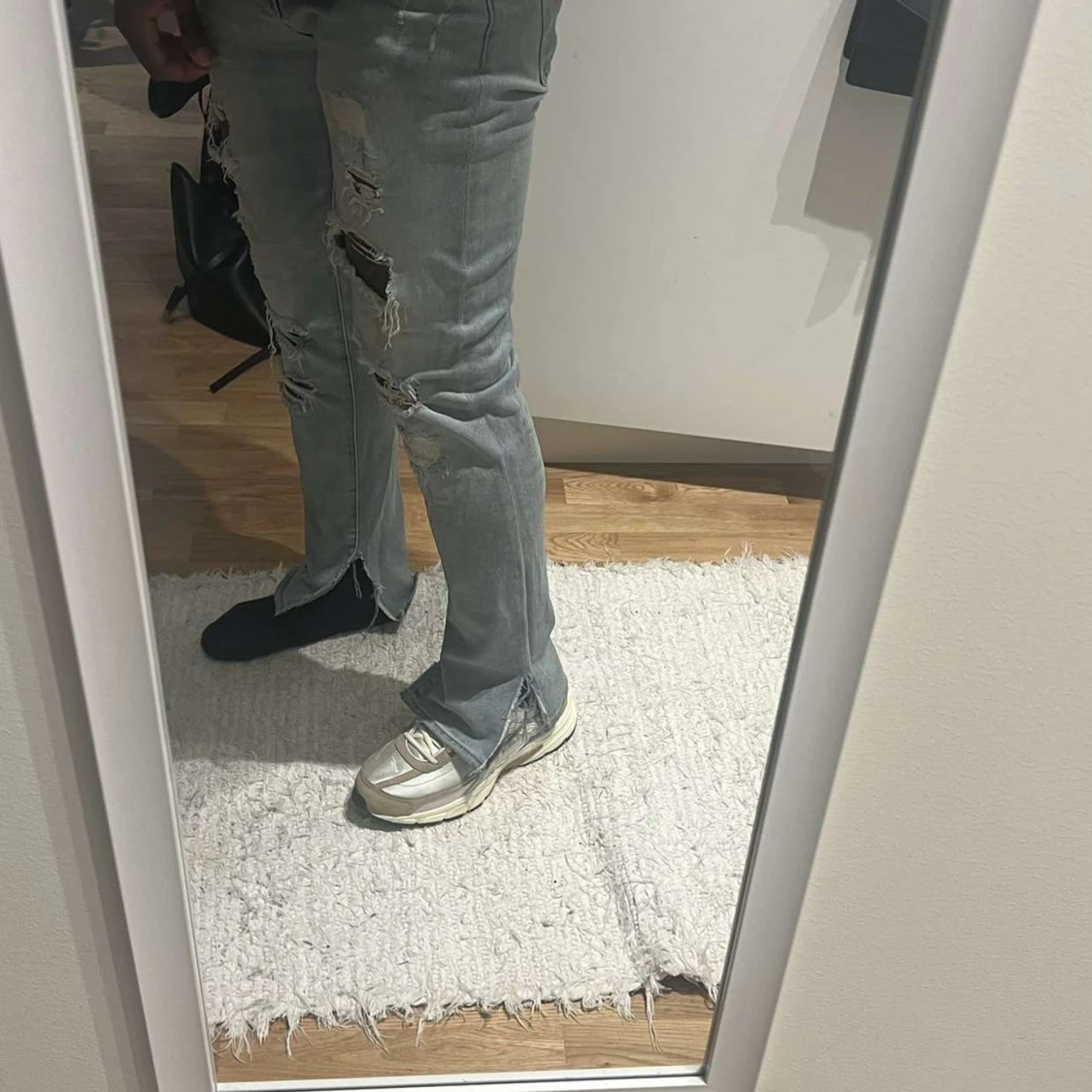 Grå slitna bootcut jeans med slits - 1