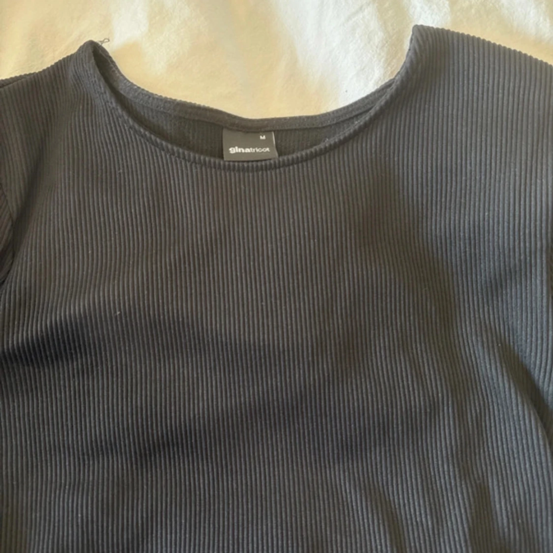 Svart ribbad croppad tröja Gina Tricot - 1