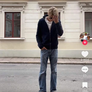 Levi's 507 blå bootcut jeans - Säljer ett par klassiska Levi's 517 jeans i blå denim med bootcut passform. Jeansen har fem fickor, normal midja och snygga slitningar för en cool vintage vibe. Perfekta för dig som gillar en lite vidare siluett nertill och tidlös stil.