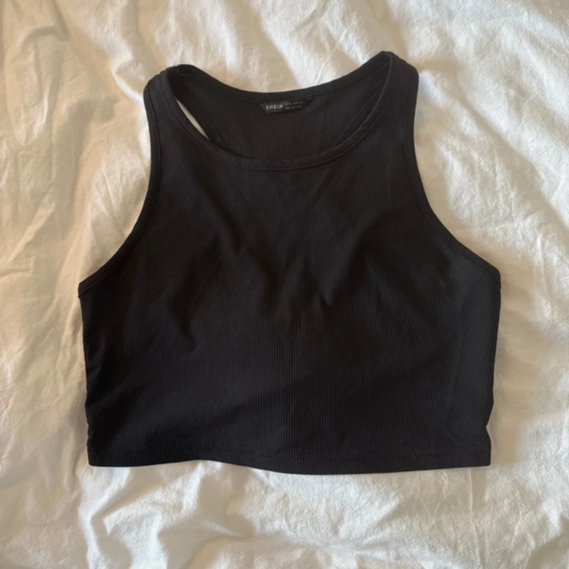 Svart ribbad croppad linnetopp