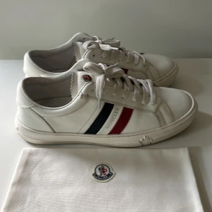 Moncler Trainers skor - Fräscha vita trainers från Moncler. Lätta att matcha och bekväma på foten. Dust bag ingår Skick: 8/10 insulan har fläckar Pris kan diskuteras 📦 Skickas eller möts upp
