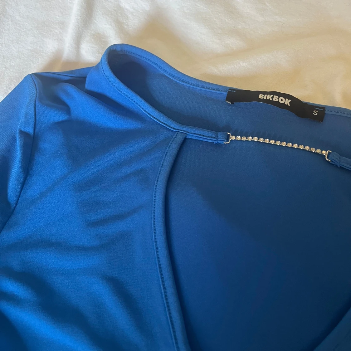 Blå långärmad topp med strassdetalj - 1