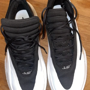 Way of Wade 11or billigt pris  - Säljer ett par oanvända way of Wade 11or i storlek 47, dem är helt nya aldrig användna, levereras i originalkartong, unik design och hög kvalité, perfekt för både streetwear och för spel, exklusivt märke signerat av Dwayne Wade, passar till dig som vill sticka ut på planen, nypriset var betydligt högre-nu kan du fynda!!!