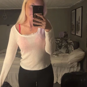 Långärmad tröja  - Säljer dessa två ribbade tröjor/ topparna i vit och svart med super gullig spetskant. Den vita tröjan har en fläck på armen som man ser på bilden annars är dom i fint och bra skick! Säljer båda tröjorna för 80kr+ frakt, men pris går självklart att diskutera!😊