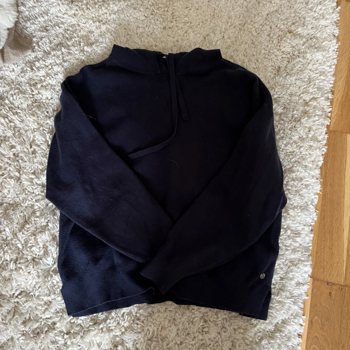 Mörkblå stickad hoodie