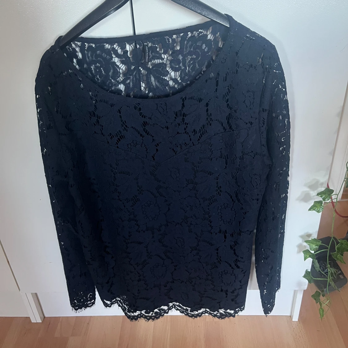 Mörkblå spetsblus från Freequent