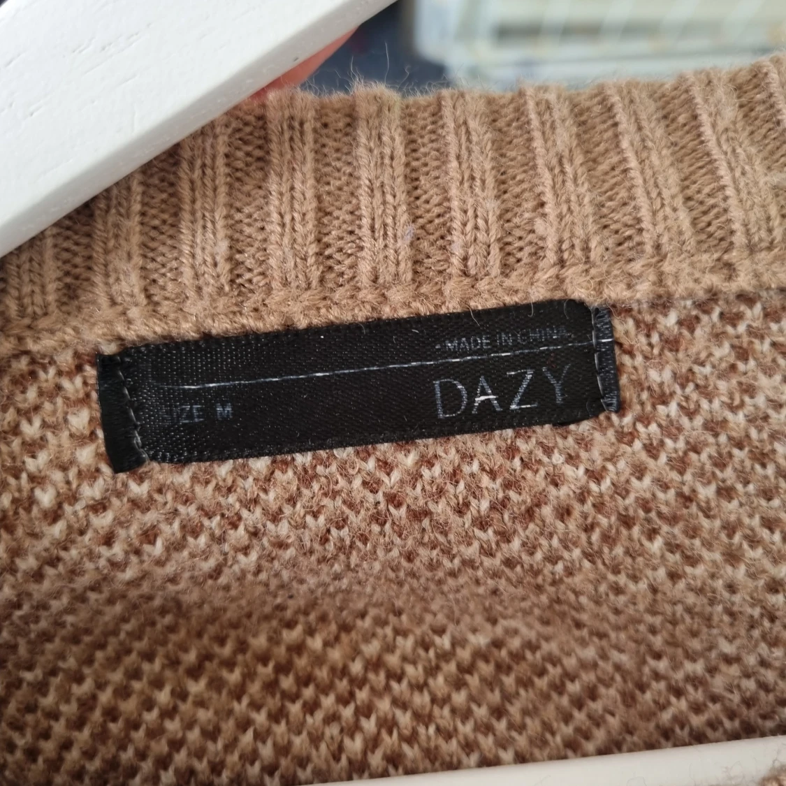 Beige stickad tröja med mönster  - 2