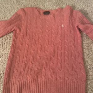 Rosa Ralph Lauren tröja  - Fin tröja i superbra skick! Storlek 16 år men jag tycker att den passar som en xs/s💗 Snabb leverans och pris går att diskutera! 