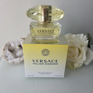 Versace Yellow Diamond parfym 50ml - Versace Yellow Diamond Eau de Toilette. Endast testad, doften passade inte mig.           --------------------------------------Doftfamilj – Blommig Toppnoter – Citron, bergamott, neroli och päronsorbet Mellannoter – Apelsinblom, fresia, mimosa och näckros Basnoter – Ambra, mysk och guajakträd