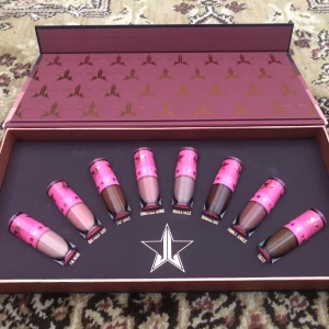 Jeffree Star Nude Läppstift Set - Snyggt set med 7 flytande läppstift från Jeffree Star Cosmetics i nude-toner. Färgerna heter Birthday Suit, Top Shelf, Christmas Cookie, Hidden Hills, Dominatrix, Family Jewels och Tasty.  Enbart swatchade, sedan har jag bara haft denna box i min samling. Då jag inte vill öppna varje läppstift för att kontrollera konsistens så kan det hända att någon är lite torkad, men de är ju lätta att rädda med exempelvis Duraline isf. Säljes hur som helst i befintligt skick.