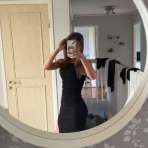 Svart långklänning med slits - Säljer en svart långklänning som e tight med slits på sidan. knappt använd 🥰 de är strl xxs men passar mej som har xs/s❤️