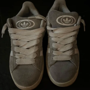 Grå Adidas Campus - Gråa Adidas campus skor i storlek 38:) Skriv gärna om du vill ha mer bilder eller om du har några mer frågor!💕