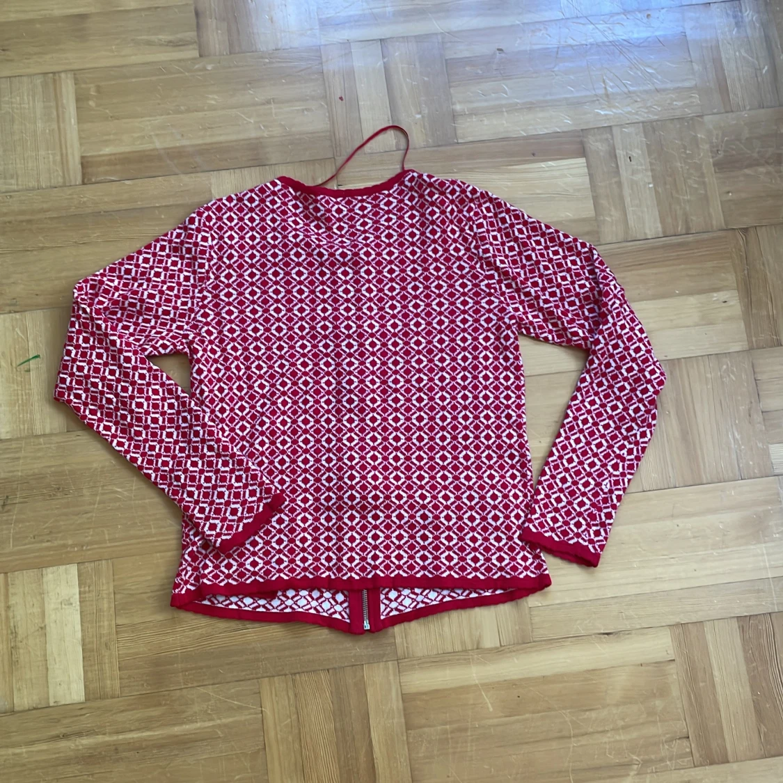 Rödvit mönstrad kofta från Flash Woman - 1