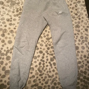 Grå nike byxor - Snygga nike byxor i strl S rena och fina sitter bra.