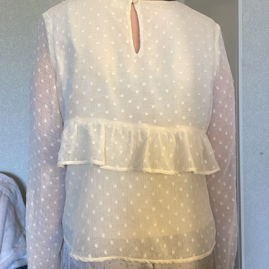 Vit prickig blus med volang - 1