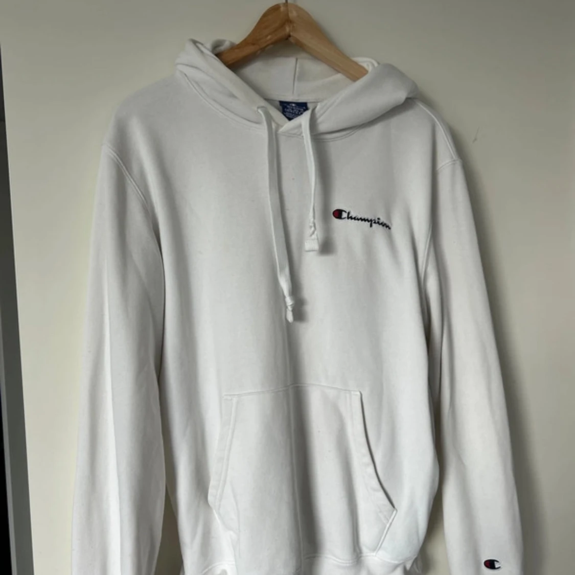 Vit hoodie från Champion i medium