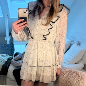 Zara klänning - Jättefin klänning från Zara som bara är använd en gång! Nypris är 399kr