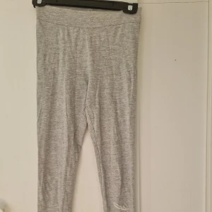 Grå leggings  - Ljusgrå leggings från Reaction med trycket 'New York The Bronx Upper East Side' vid benslutet. Med storlek 146/152