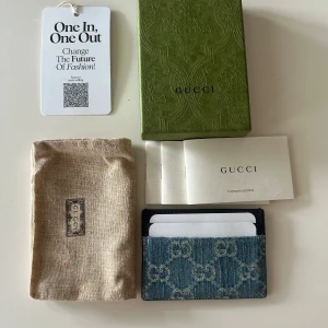 Gucci plånbok - Säljer min feta Gucci plånbok med det klassiska Gucci monogrammet i blå och vit. Skick 9/10 riktigt bra skick typ som ny inga tydliga defekter ny pris på runt 3,5-4 tusen allt OG ingår. Priset går att diskutera vid snabb affär 👍