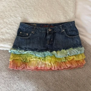 Jeanskjol - Super gullig jeanskjol. Midjemått 37 cm, länge 30 cm.