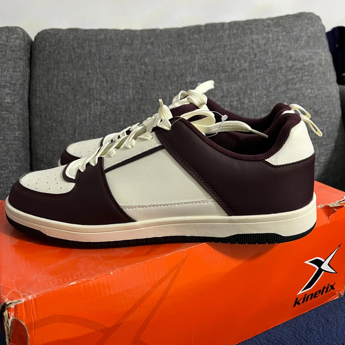 Vinröda och vita sneakers från Kinetix - 3