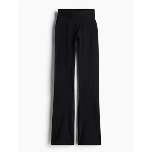 Svarta ribbade bootcut leggings - Utsvängda träningsleggings från hm. Nypris 329kr. Använda enstaka gånger.😊❤️bra längd på mig som är 170cm.