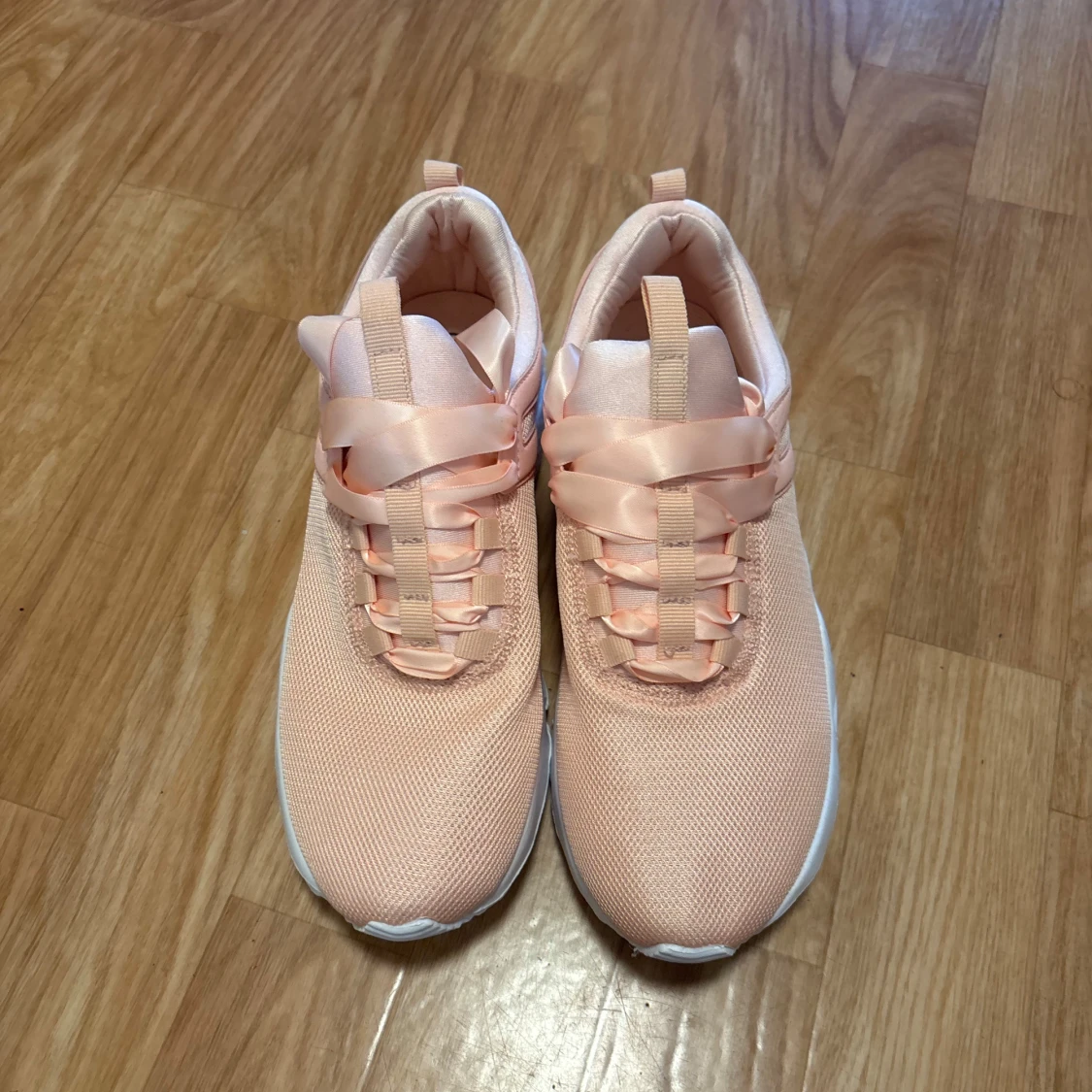 Persikofärgade sneakers med satinband