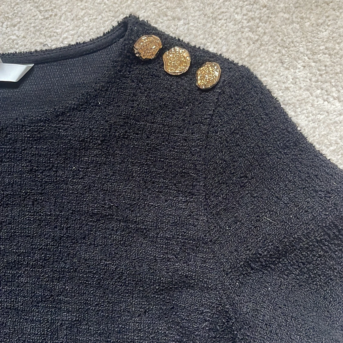 Svart topp med guldknappar från H&M - 1