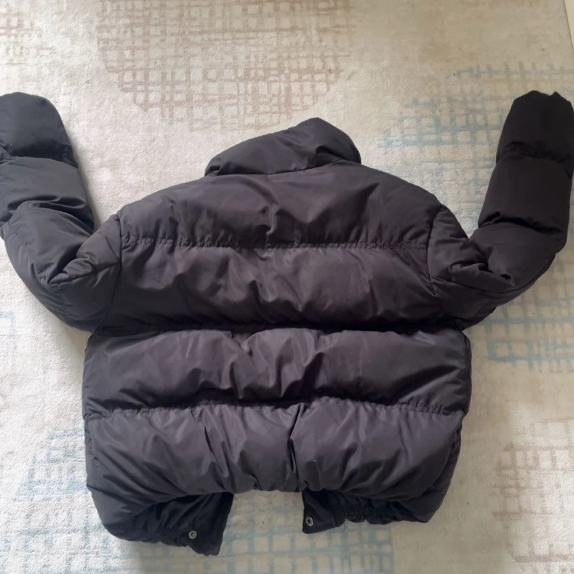 Svart pufferjacka med dragkedja - 2