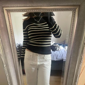 Svartvit randig stickad tröja - Snygg svart stickad tröja från Monki med vita horisontella ränder. Tröjan har en klassisk rund halsringning och långa ärmar. Perfekt till jeans eller kjol för en chill och stilren look.